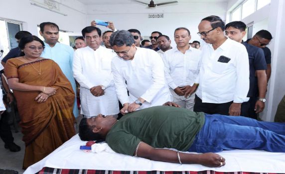 Tripura CM Dr Manik Saha attends blood donation camp at Aurobindo Club.